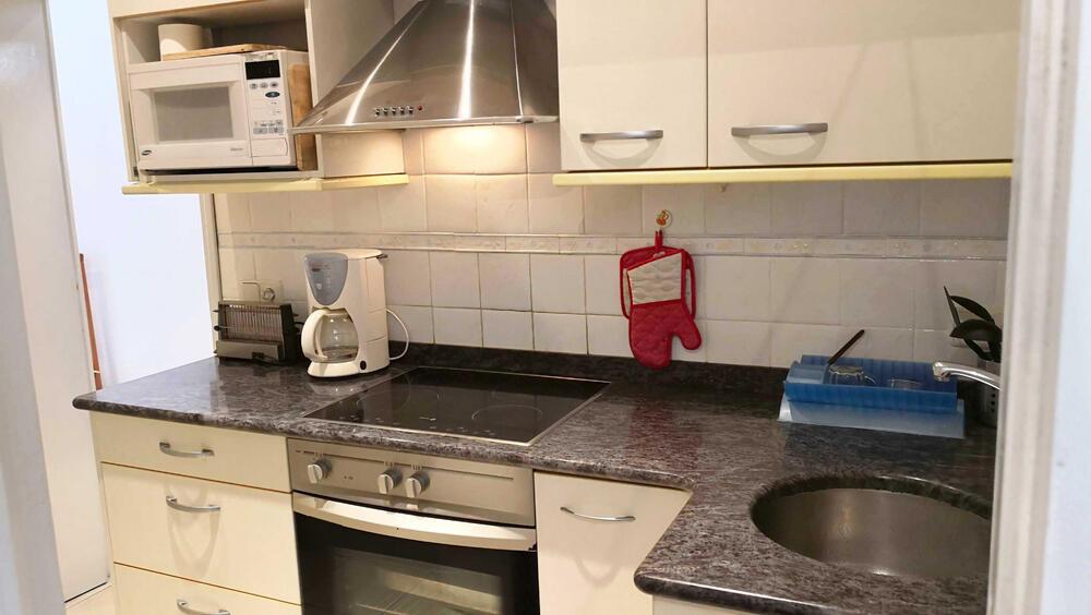 Küche mit Geschirrspüler und Kaffeemaschine Küche mit Geschirrspüler und Kaffeemaschine