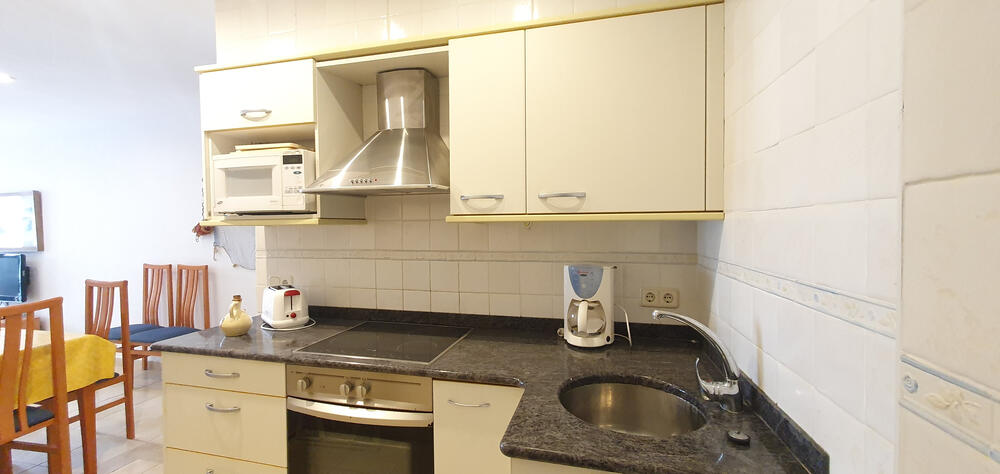 Küche mit Geschirrspüler und Kaffeemaschine Küche mit Geschirrspüler und Kaffeemaschine