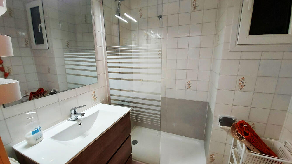 Komplettes Badezimmer mit Dusche Komplettes Badezimmer mit Dusche