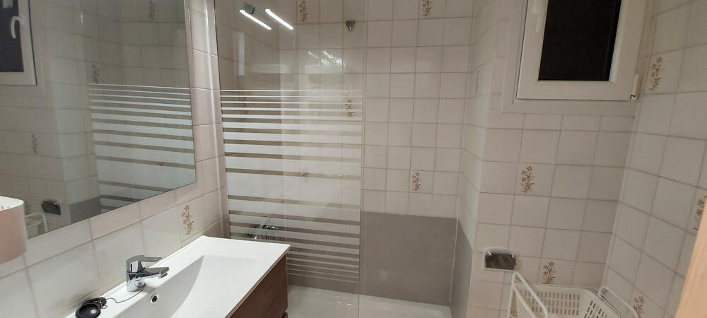 Komplettes Badezimmer mit Dusche Komplettes Badezimmer mit Dusche