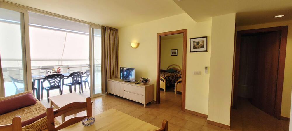 Wohnzimmer mit Sofa, Fernseher und Essbereich Wohnzimmer mit Sofa, Fernseher und Essbereich