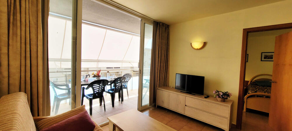 Wohnzimmer mit Sofa, Fernseher und Essbereich Wohnzimmer mit Sofa, Fernseher und Essbereich
