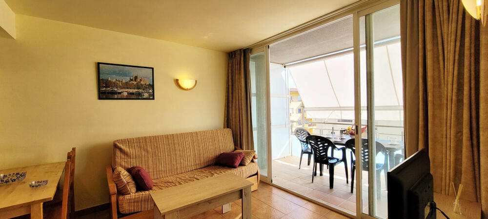 Wohnzimmer mit Sofa, Fernseher und Essbereich Wohnzimmer mit Sofa, Fernseher und Essbereich
