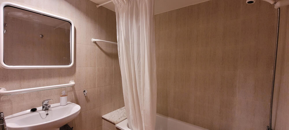 Komplettes Badezimmer mit Badewanne Komplettes Badezimmer mit Badewanne