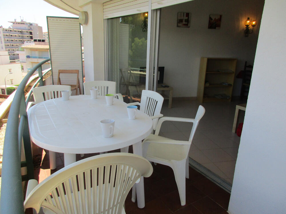 Große Terrasse mit Tisch und Stühlen Große Terrasse mit Tisch und Stühlen
