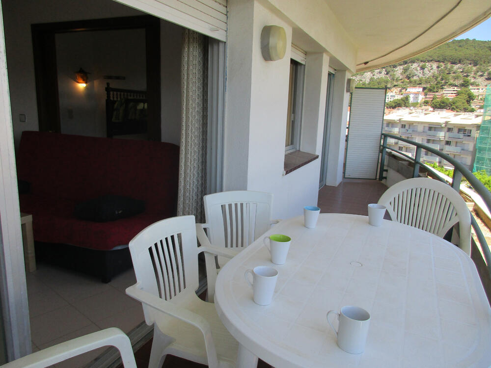Große Terrasse mit Tisch und Stühlen Große Terrasse mit Tisch und Stühlen