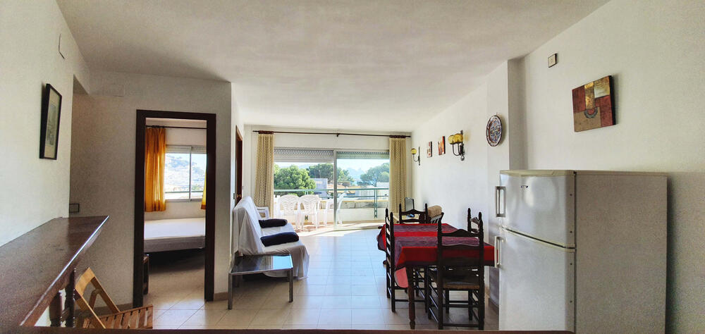 Wohnzimmer mit Sofa und Fernseher Wohnzimmer mit Sofa und Fernseher