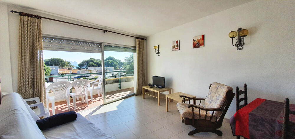 Wohnzimmer mit Sofa und Fernseher Wohnzimmer mit Sofa und Fernseher
