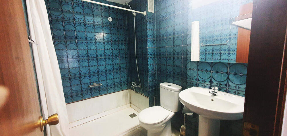 Komplettes Badezimmer mit Badewanne Komplettes Badezimmer mit Badewanne