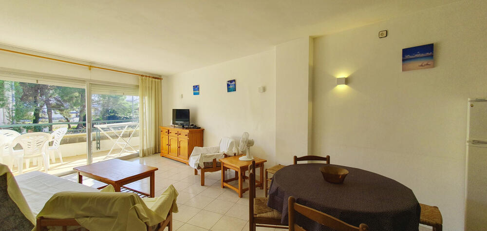 Wohnzimmer mit Sofa und Fernseher Wohnzimmer mit Sofa und Fernseher