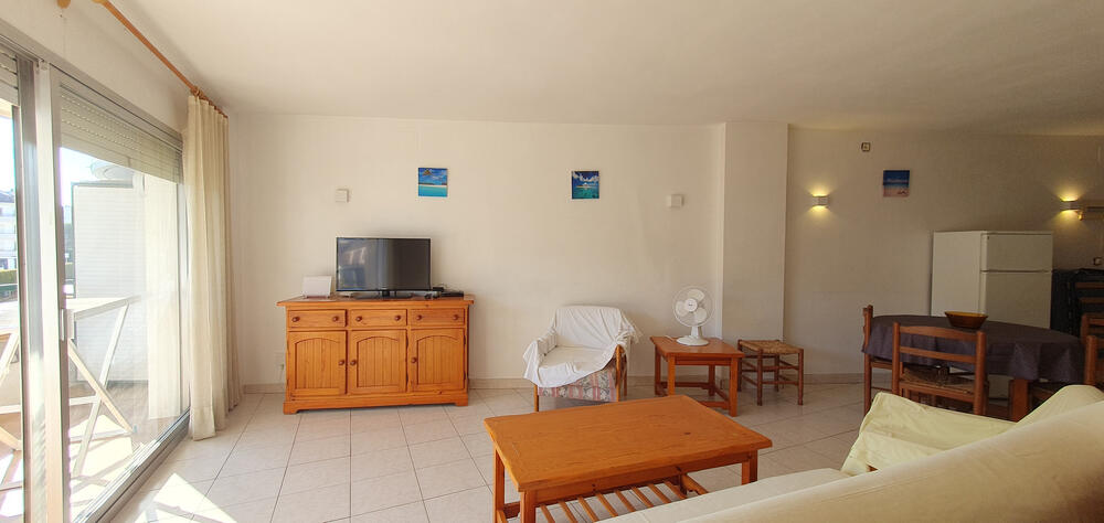 Wohnzimmer mit Sofa und Fernseher Wohnzimmer mit Sofa und Fernseher