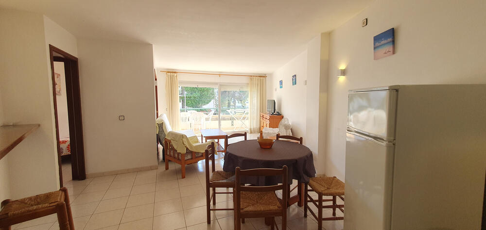 Wohnzimmer mit zwei Sofas und Fernseher Wohnzimmer mit zwei Sofas und Fernseher