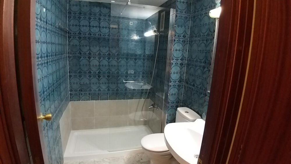 Komplettes Badezimmer mit Dusche Komplettes Badezimmer mit Dusche