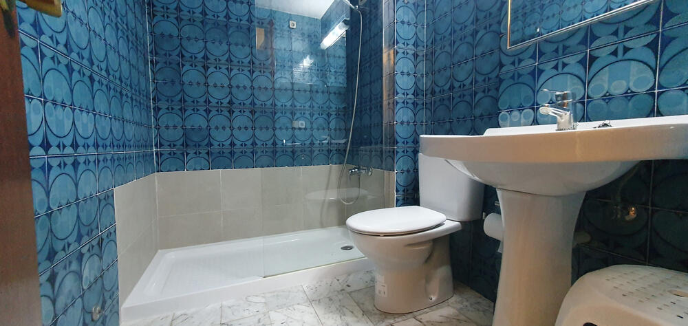 Komplettes Badezimmer mit Dusche Komplettes Badezimmer mit Dusche