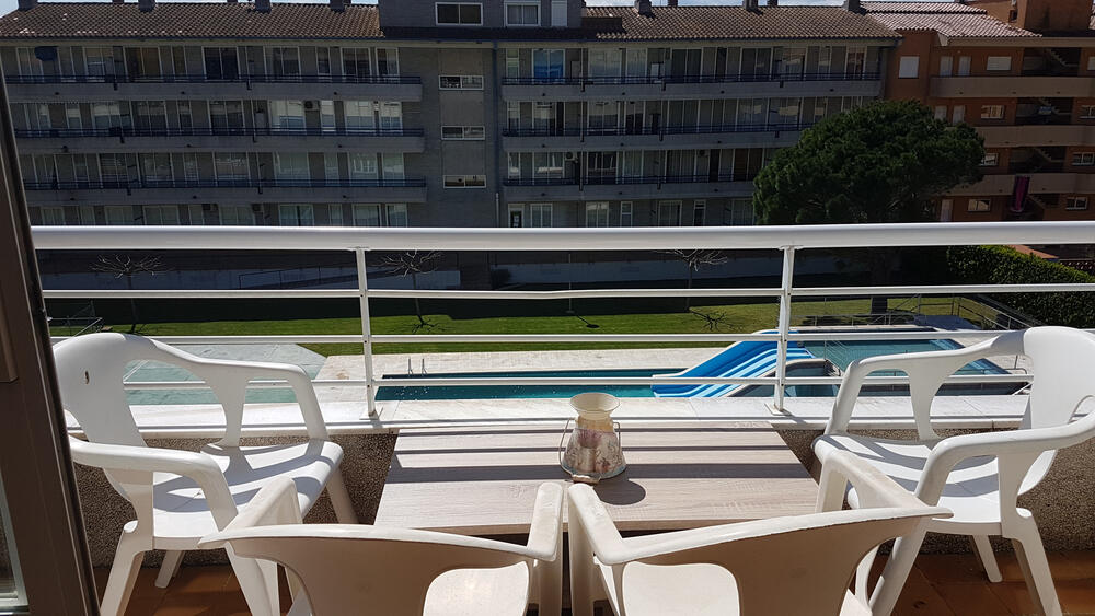 Terrasse mit Markise mit Blick auf den Gemeinschaftspool