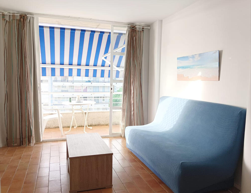 Wohnzimmer mit Sofa und Essbereich