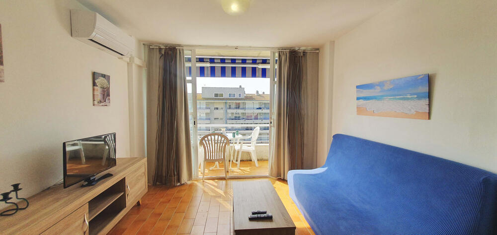 Wohnzimmer mit Sofa und Essbereich