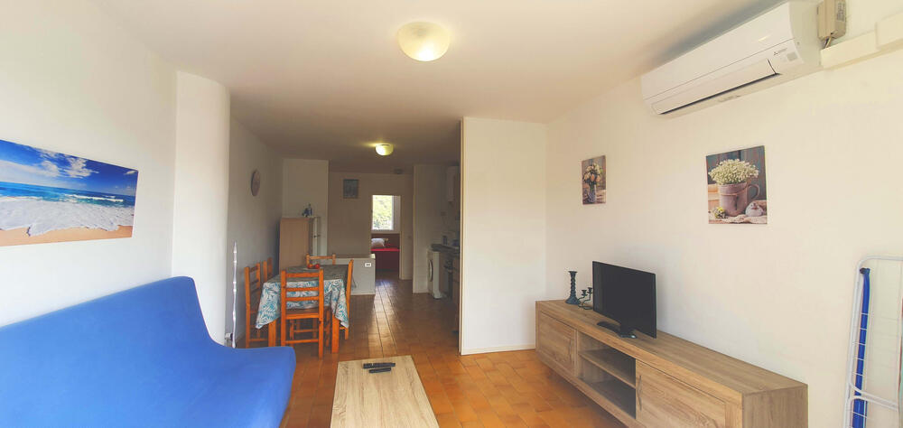 Wohnzimmer mit Sofa und Essbereich