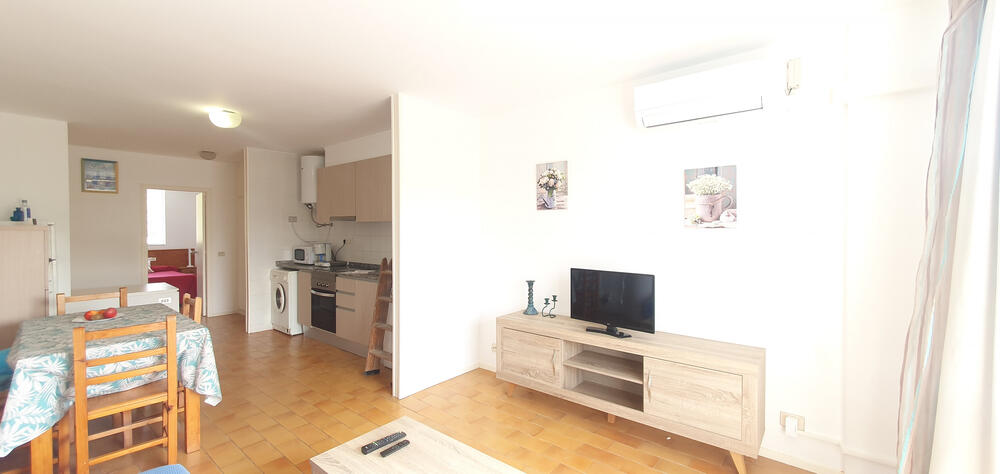 Wohnzimmer mit Sofa und Essbereich
