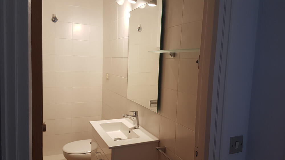Komplettes Badezimmer mit Dusche