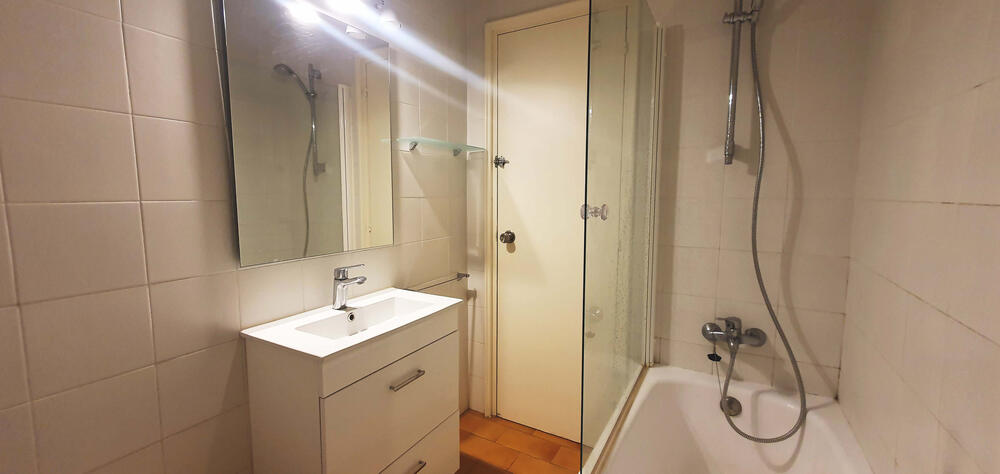 Komplettes Badezimmer mit Dusche