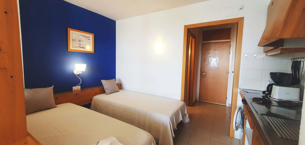 Schlafzimmer mit zwei Einzelbetten