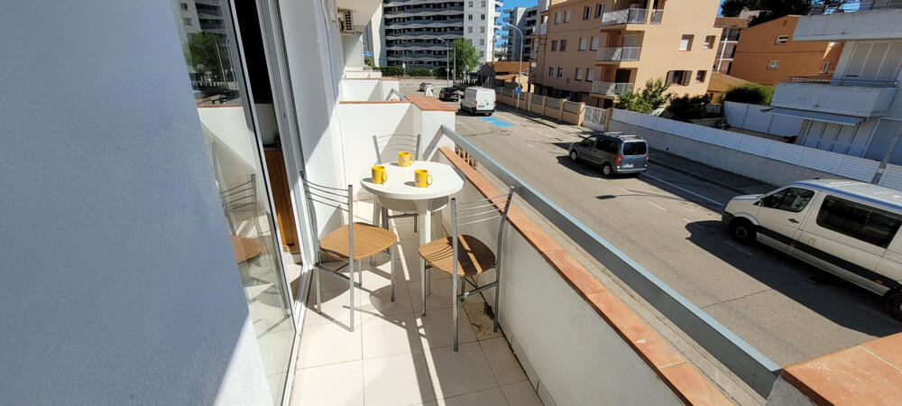 Terrasse mit Tisch und Stühlen