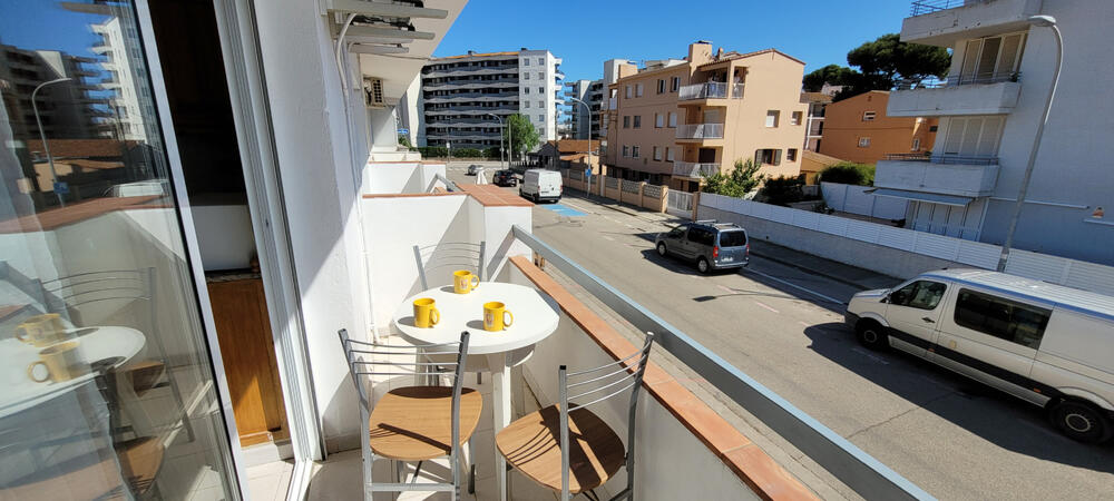 Terrasse mit Tisch und Stühlen