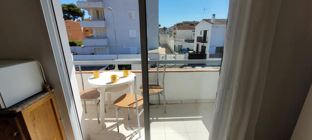 Terrasse mit Tisch und Stühlen