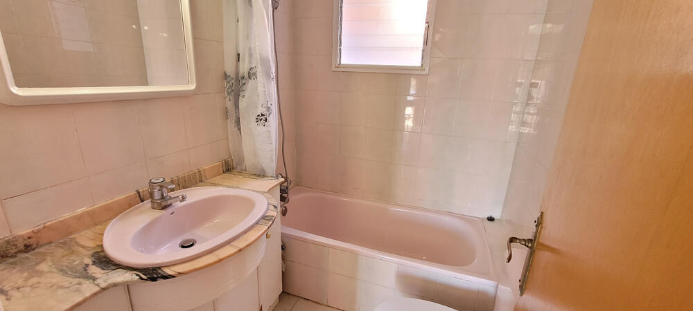 Komplettes Badezimmer mit Badewanne