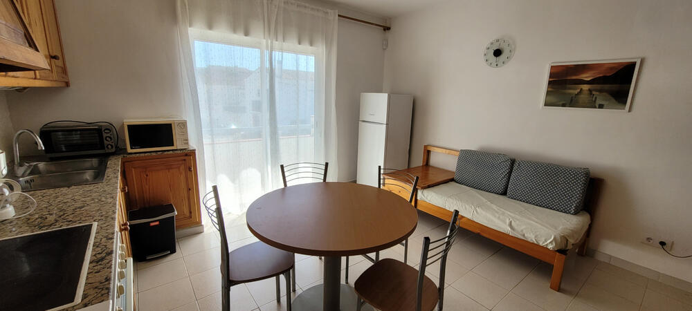Wohnzimmer mit Sofa und angrenzender Terrasse