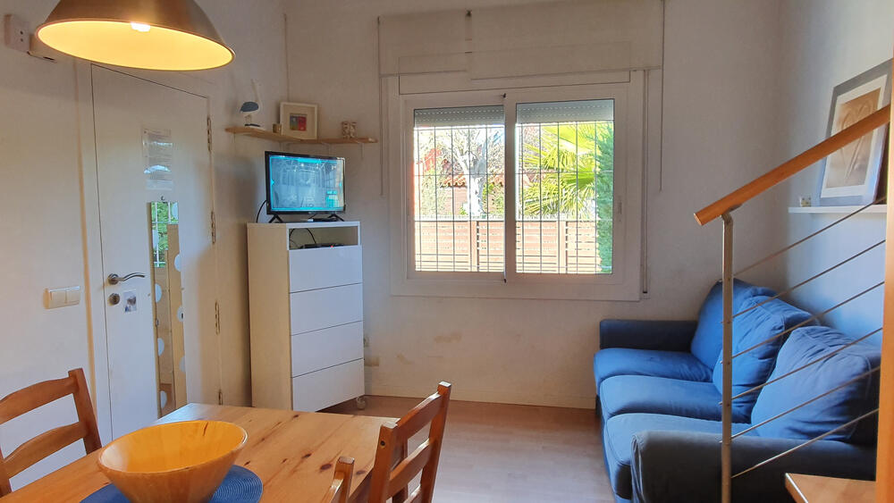 Wohnzimmer mit Sofa und Fernseher