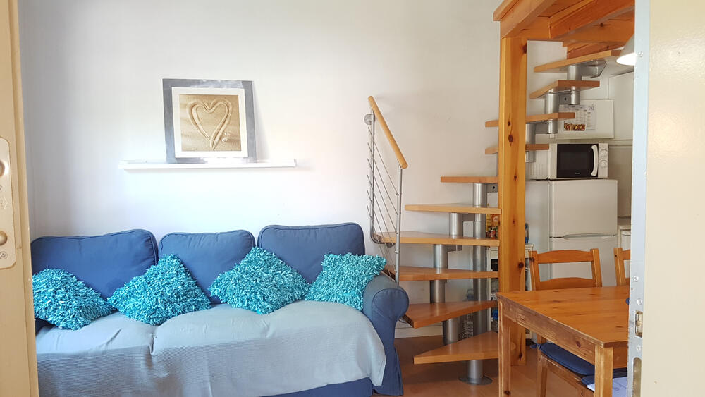Wohnzimmer mit Sofa und Fernseher
