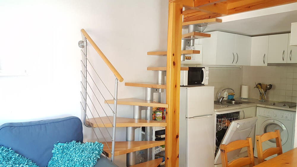 Wohnzimmer mit Sofa und Fernseher
