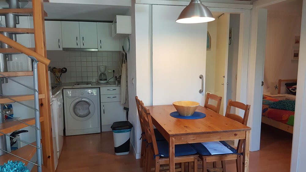 Esszimmer mit Tisch und Stühlen neben der Küche