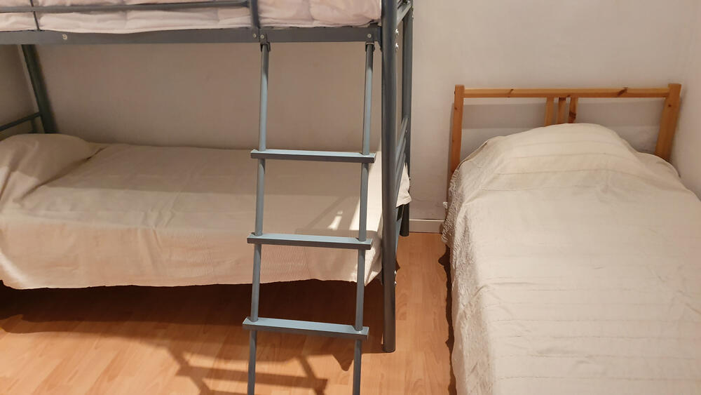 Schlafzimmer mit drei Einzelbetten