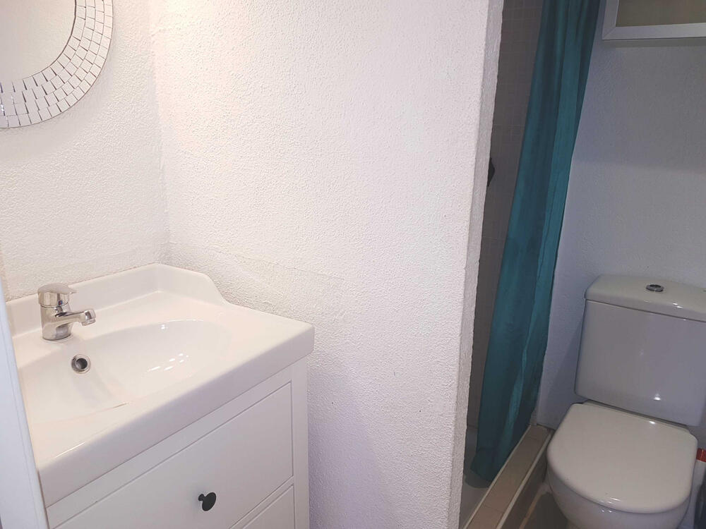 Komplettes Badezimmer mit Dusche
