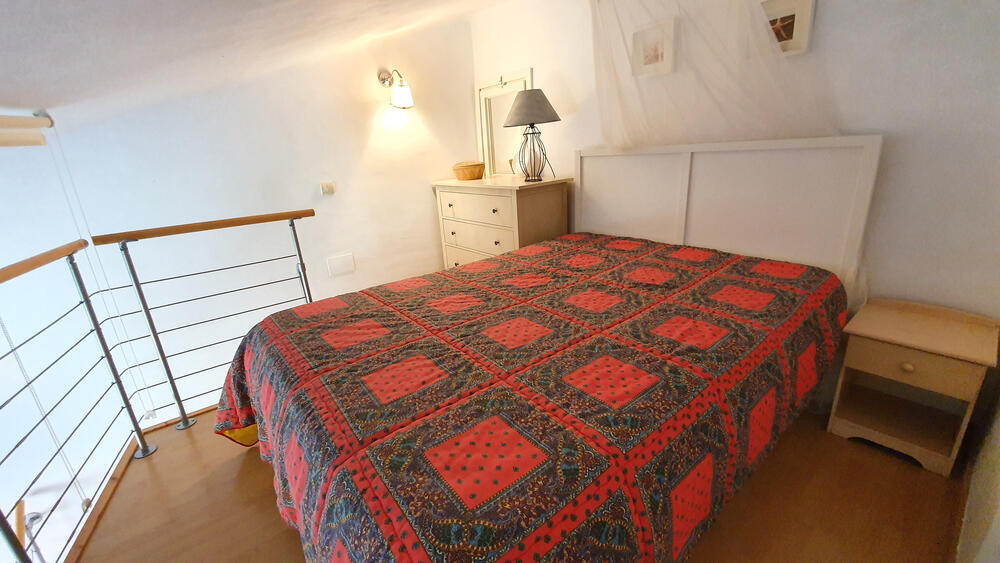 Schlafzimmer im zweiten Stock mit Doppelbett