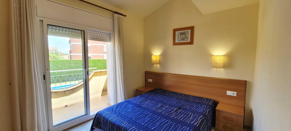 Schlafzimmer mit Doppelbett und Terrasse