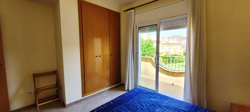 Schlafzimmer mit Doppelbett und Terrasse