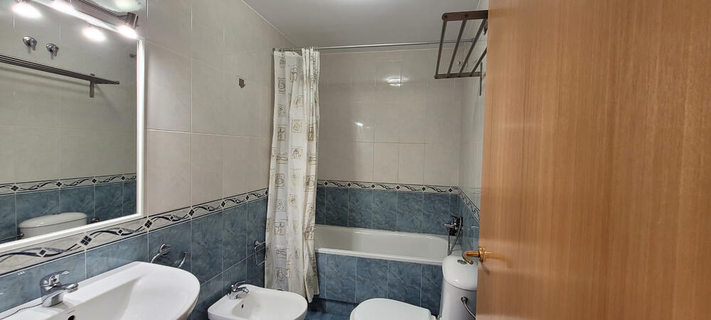 Komplettes Badezimmer mit Badewanne