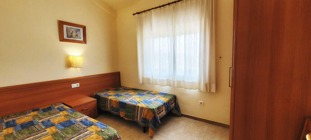 Schlafzimmer mit drei Einzelbetten im Obergeschoss