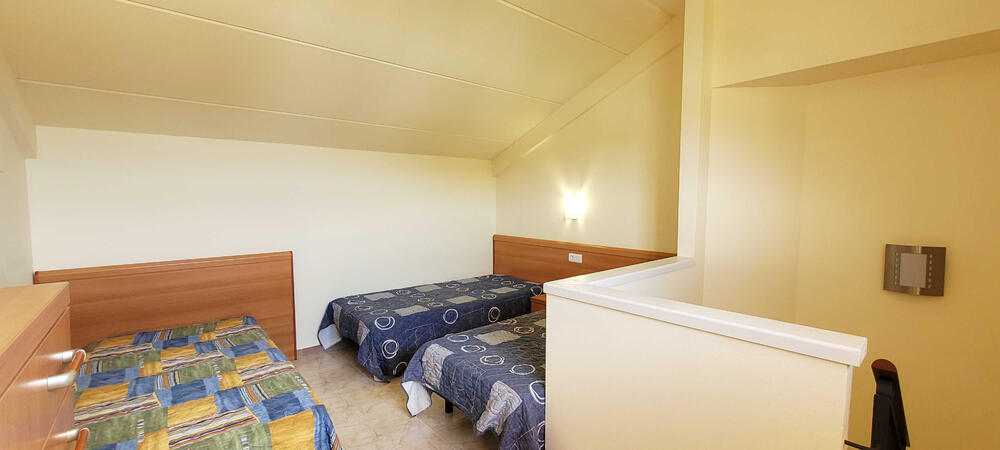 Schlafzimmer mit drei Einzelbetten im Obergeschoss