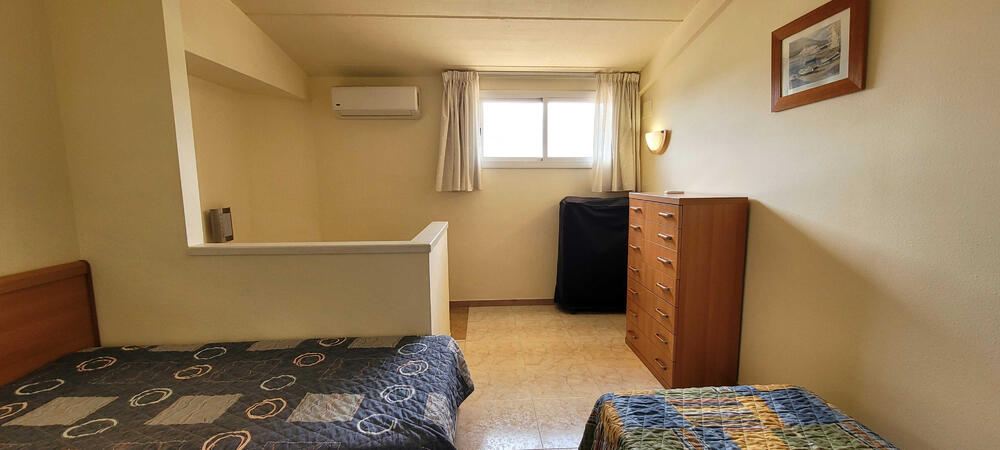Schlafzimmer mit drei Einzelbetten im Obergeschoss
