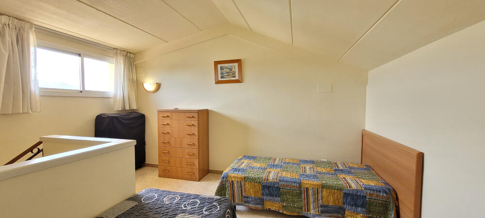 Schlafzimmer mit drei Einzelbetten im Obergeschoss