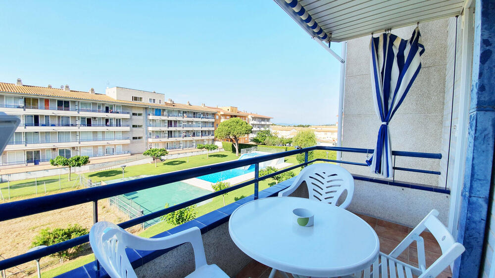 Terrasse mit Blick auf den Pool