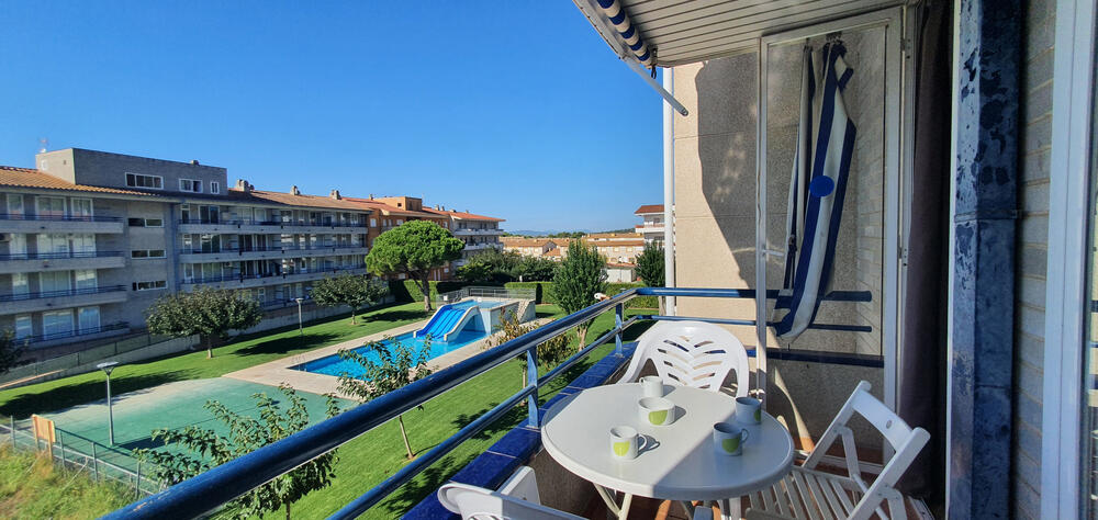 Terrasse mit Blick auf den Pool