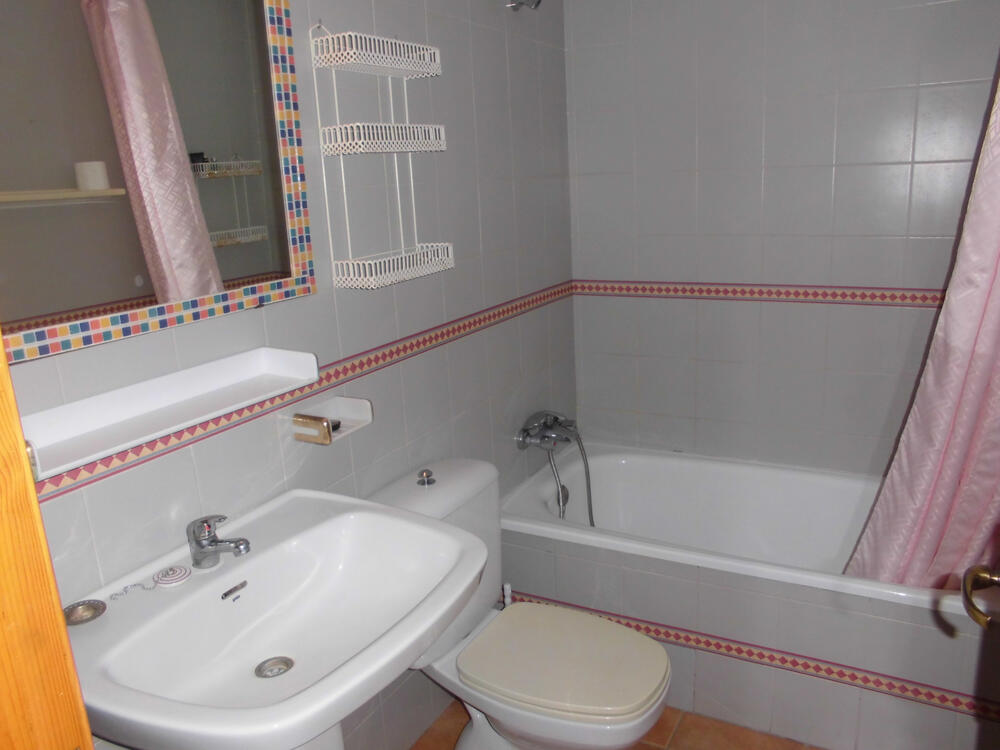 Komplettes Badezimmer mit Badewanne