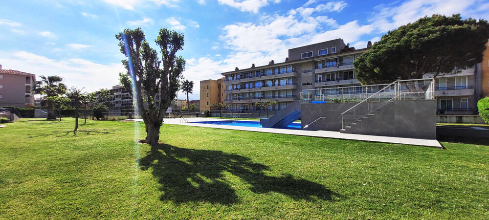 Gemeinschaftspool mit Rutsche
