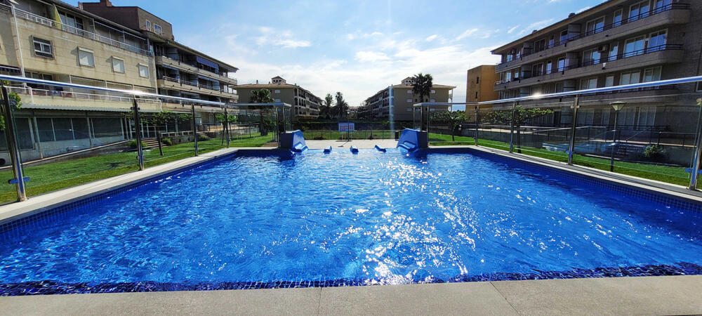 Gemeinschaftspool mit Rutsche